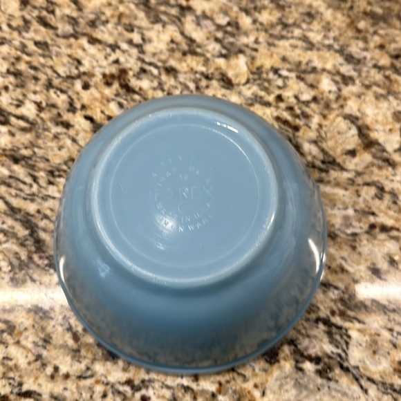 Pyrex Delphite blue 1 1/2 quart mixing bowl - Picture 3 of 5